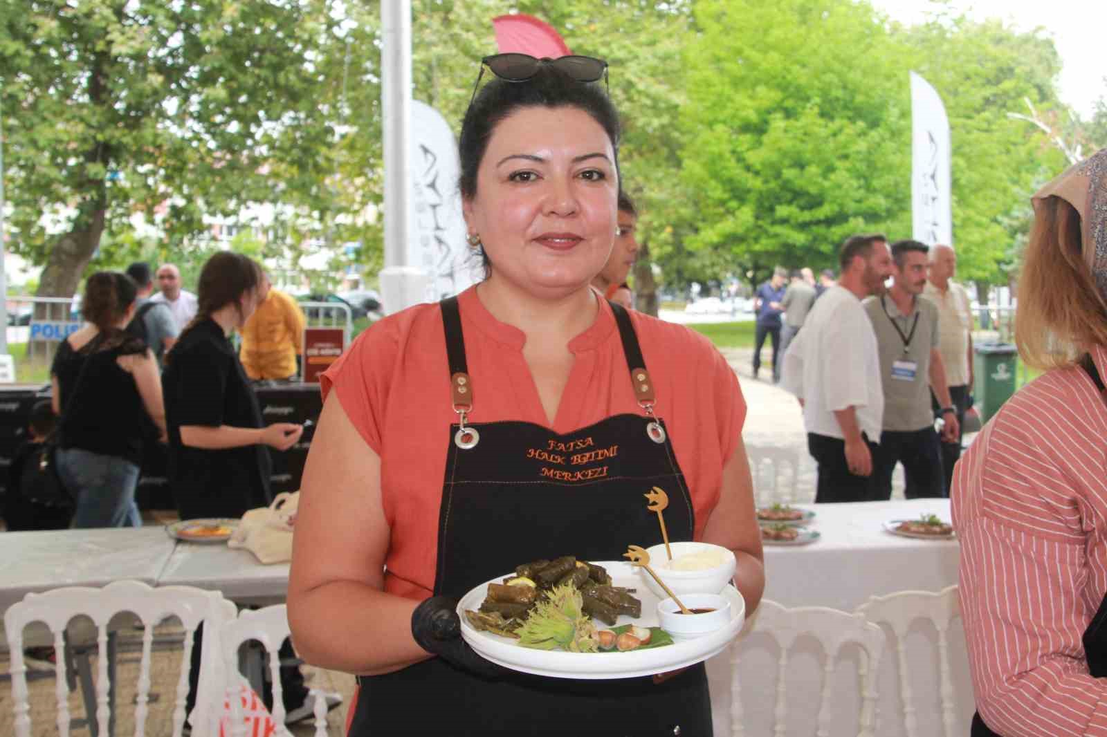 ordu-gastronomi-festivali-zeytinyagli-findik-yapragi-sarmasi-dikkat-cekti
