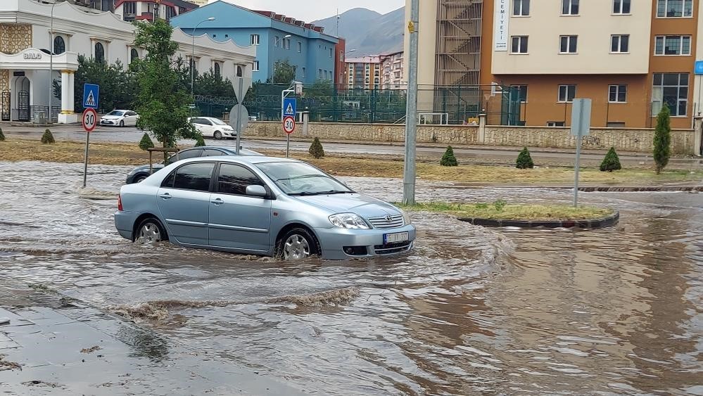 meteorolojiden-kuvvetli-yagis-uyarisi