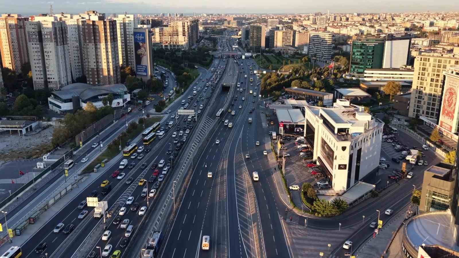 valilik-karari-sonrasi-okullarin-ilk-gunu-trafik-yuzde-51-olarak-olculdu