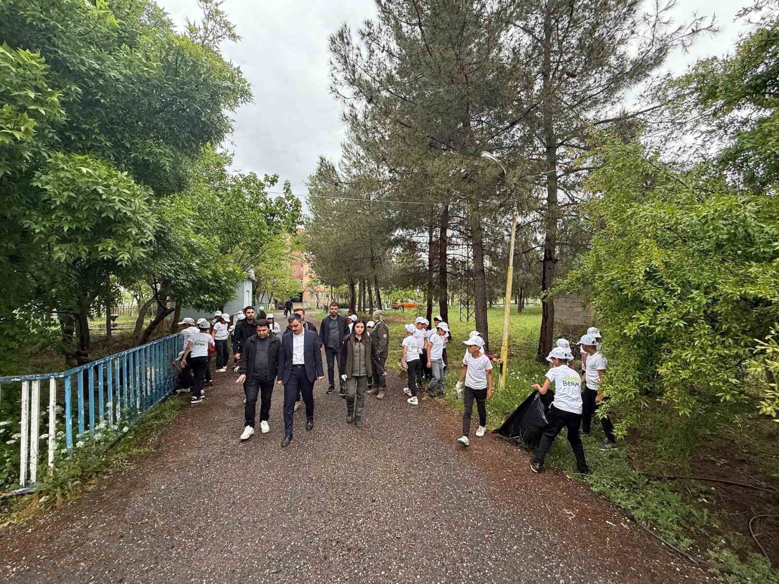 dicle-kaymakami-mustafa-atis-yesil-vatan-icin-ogrencilerle-birlikte-okul-bahcesini-temizledi