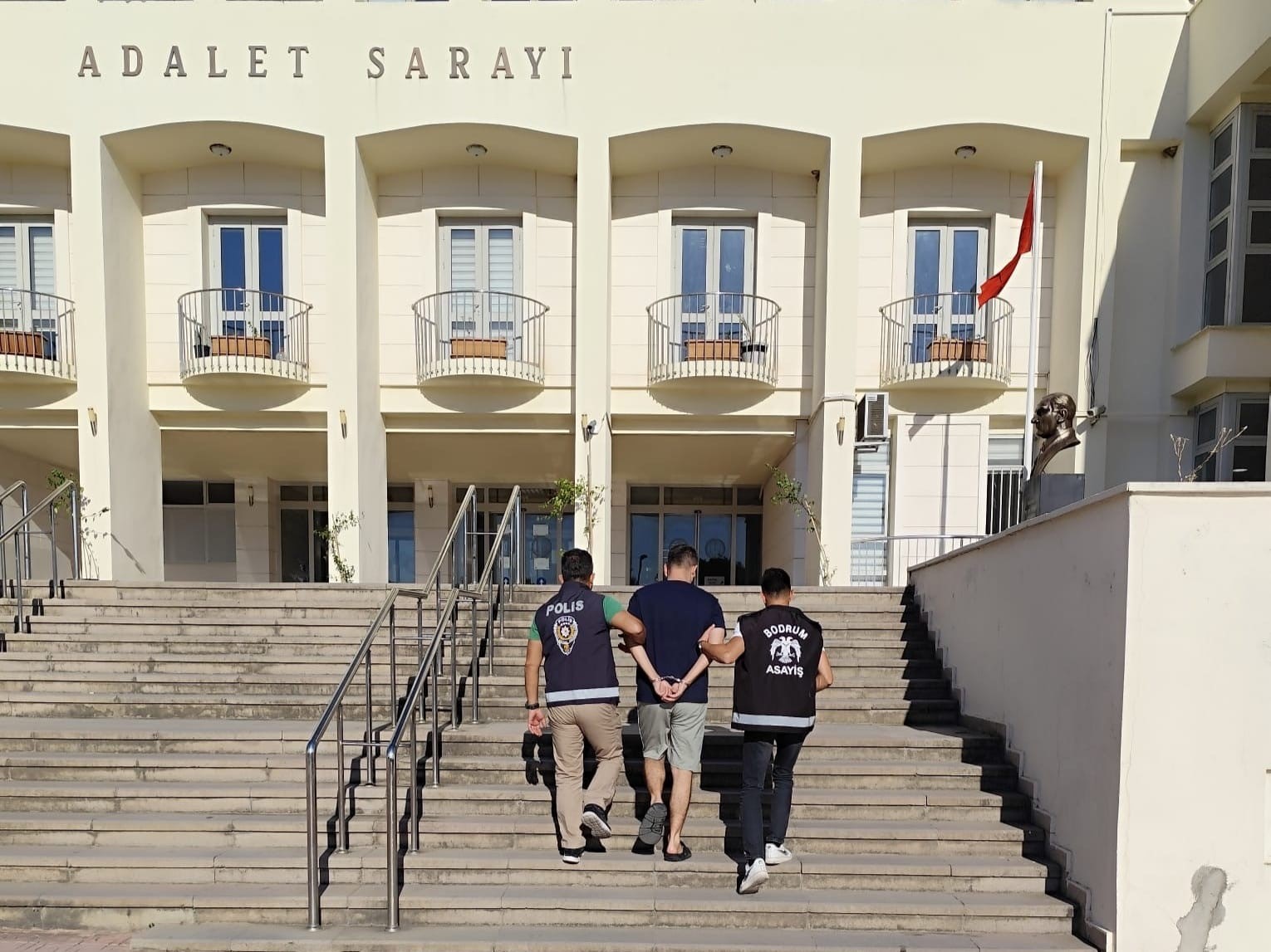 bodrum-da-44-ayri-suctan-aranan-firari-yakalandi