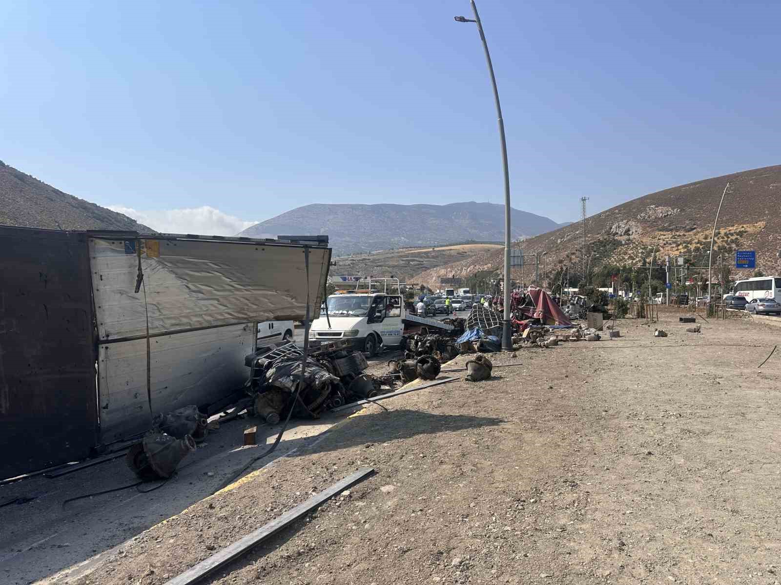 freni-bosalan-tir-ortaligi-savas-alanina-cevirdi