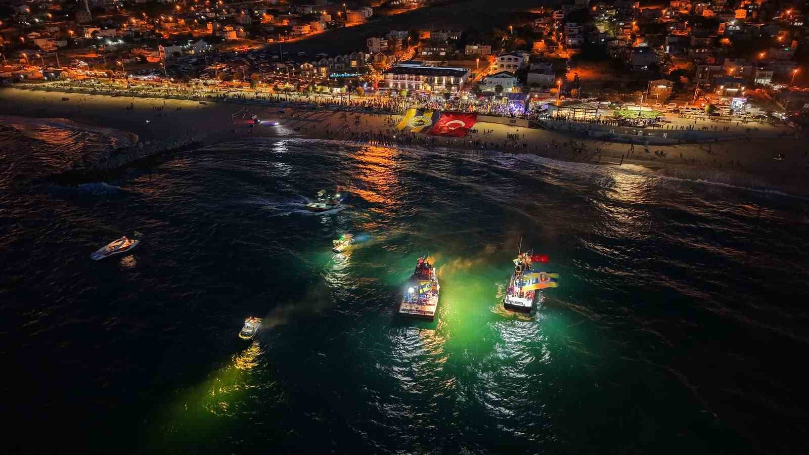karaburun-sahili-sari-lacivert-renklere-burundu