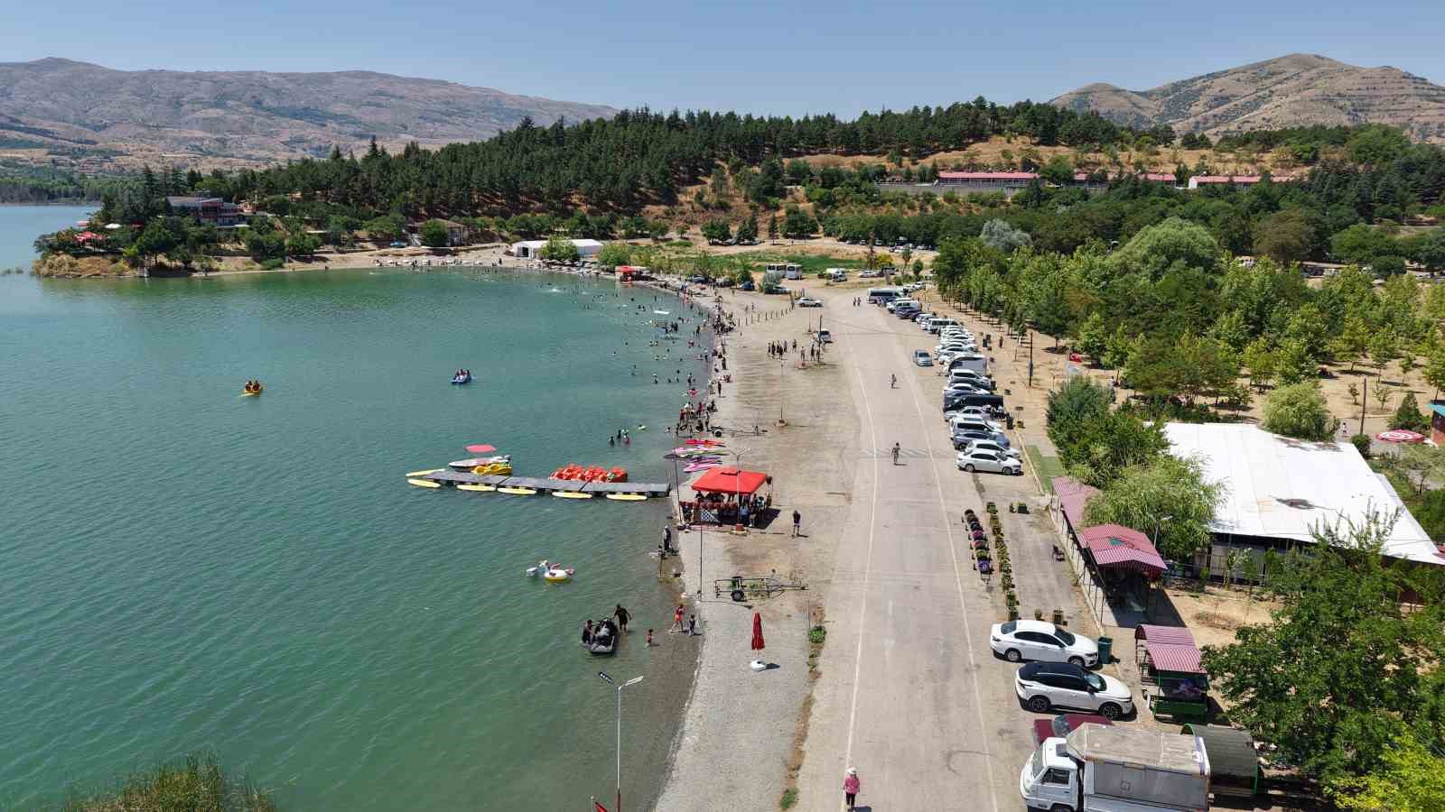 ege-ve-akdeniz-sahillerini-aratmayan-goruntuler-dogu-nun-sakli-denizi-tatilcilerin-akinina-ugradi