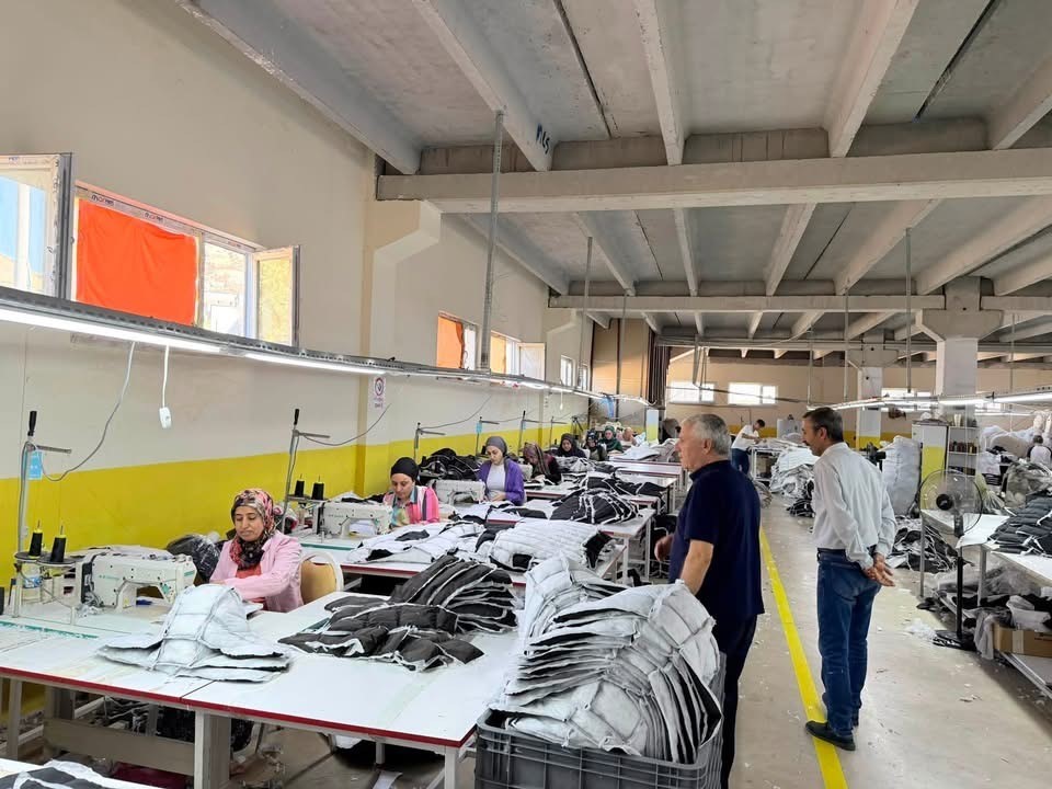 cermik-belediyesinin-tekstil-fabrikasi-onlarca-kisiye-istihdam-olusturuyor