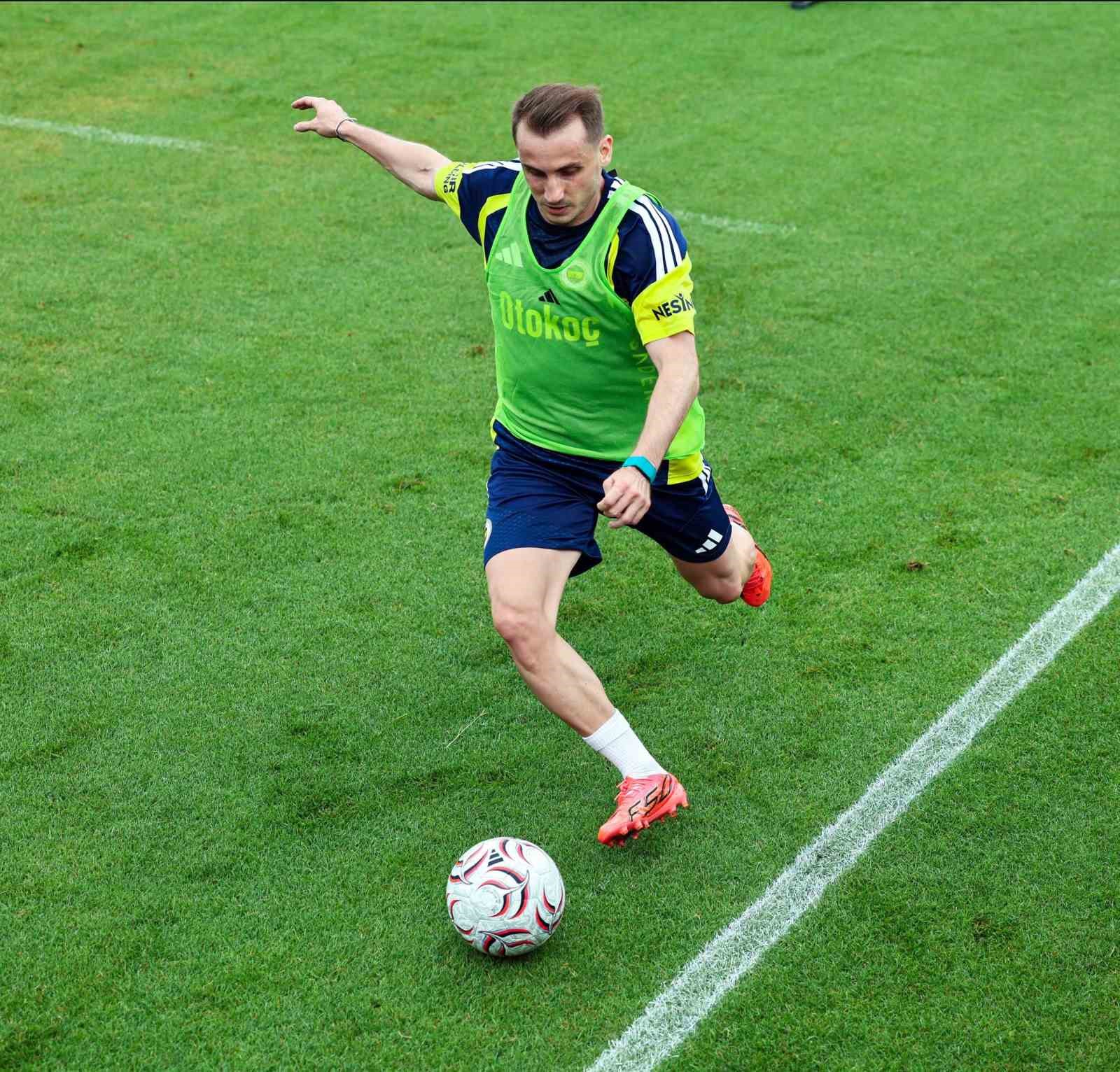 fenerbahce-avusturya-kampindaki-ilk-antrenmanini-yapti