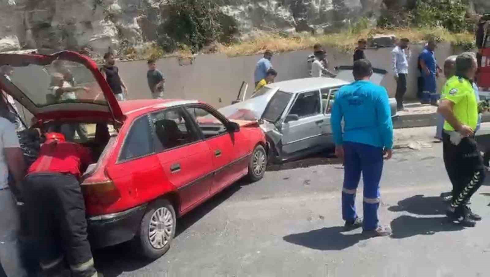 sanliurfa-da-iki-otomobil-kafa-kafaya-carpisti-3-yarali