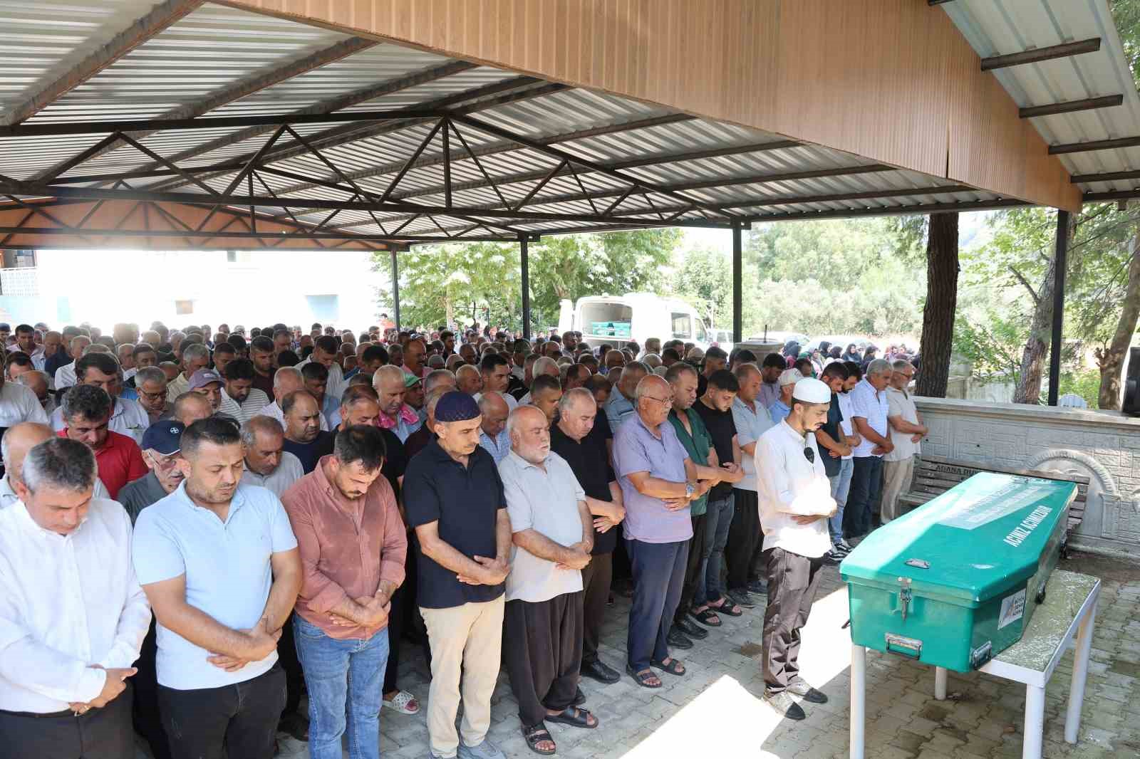 gocukte-hayatini-kaybeden-isci-bekir-celik-kozan-da-topraga-verildi