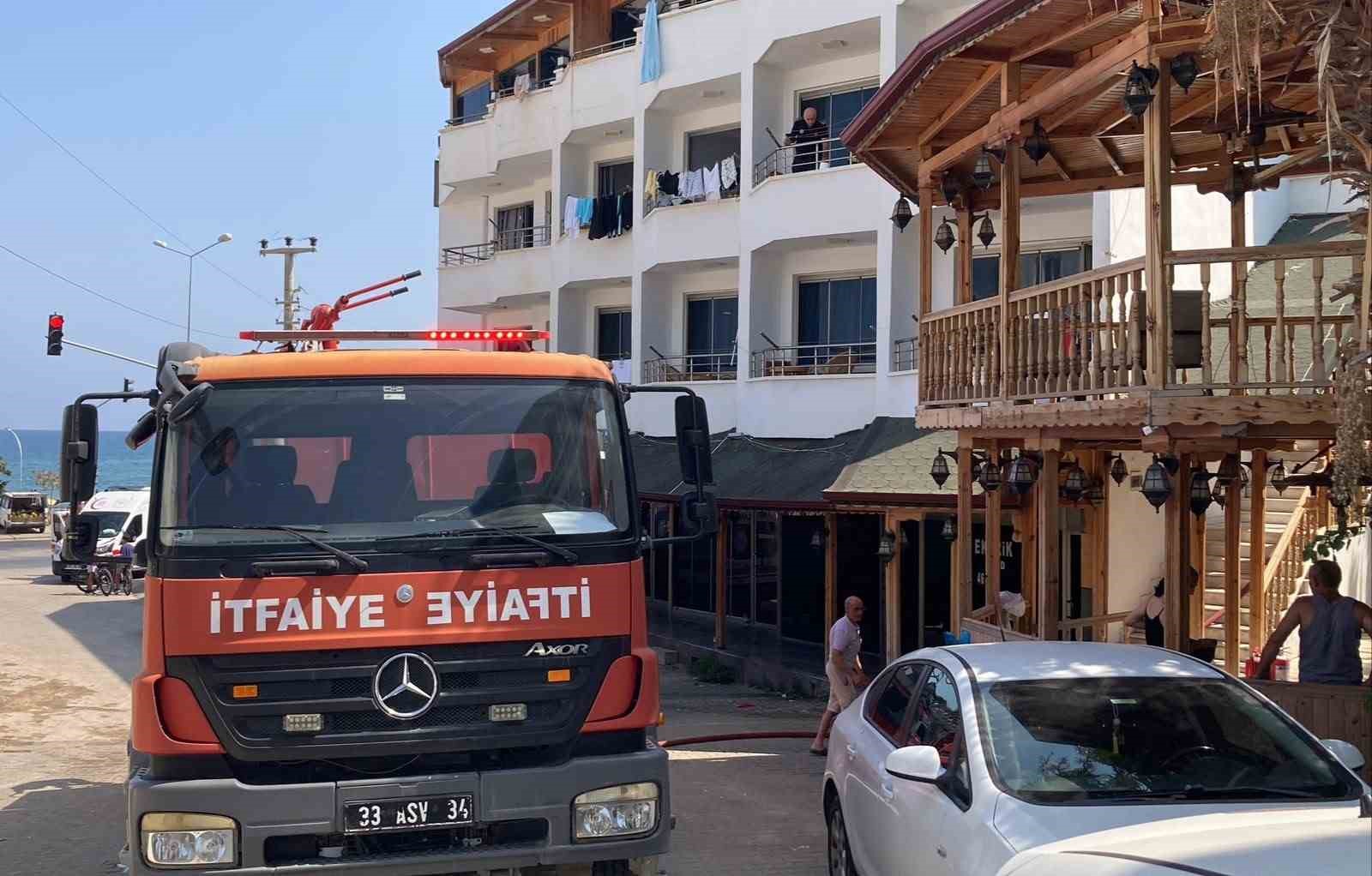 mersin-de-otelde-yangin-9-kisi-dumandan-etkilendi