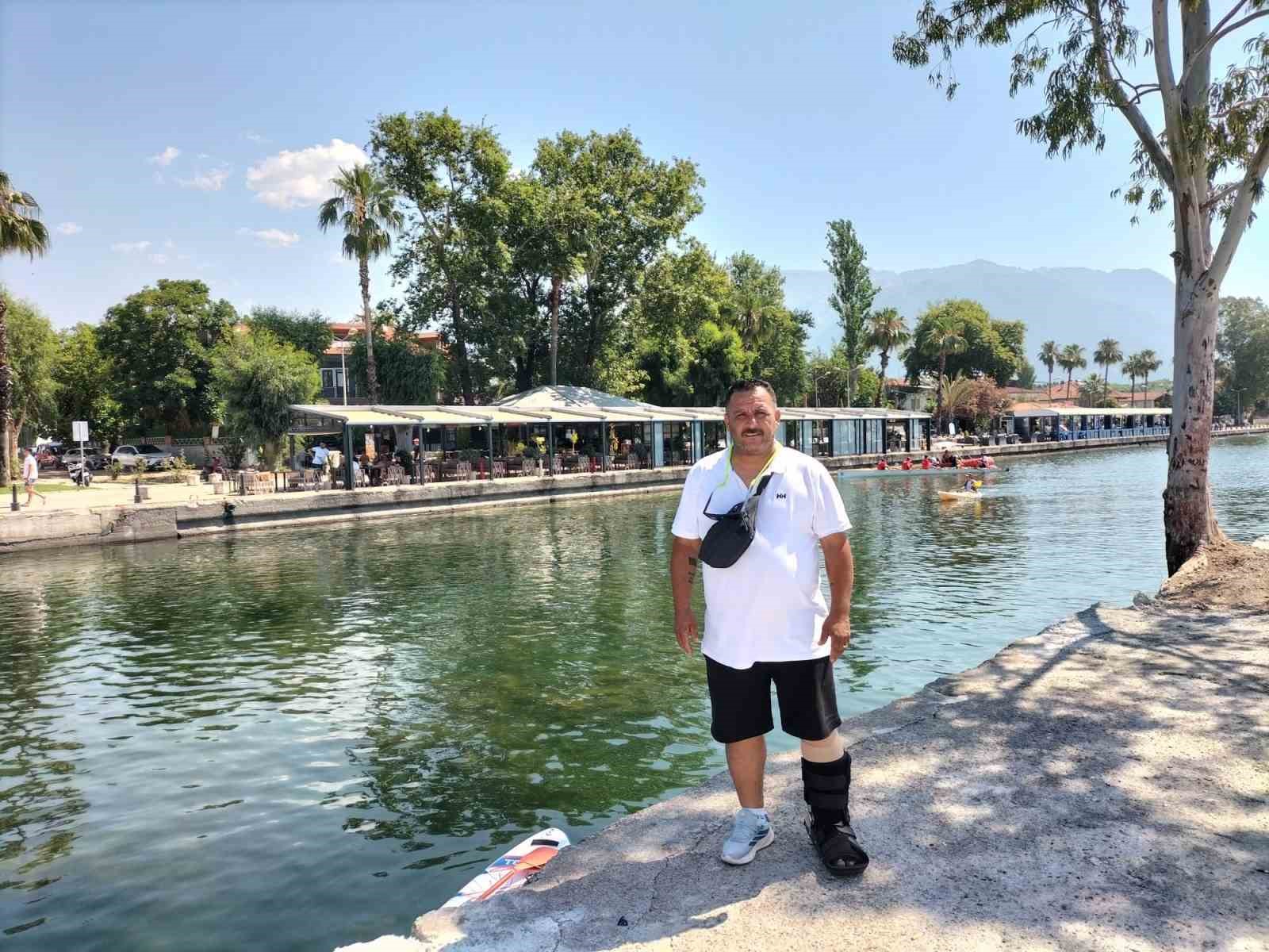 koycegizli-muhtar-yorulmaz-kirik-ayagi-ile-gorevini-surduruyor