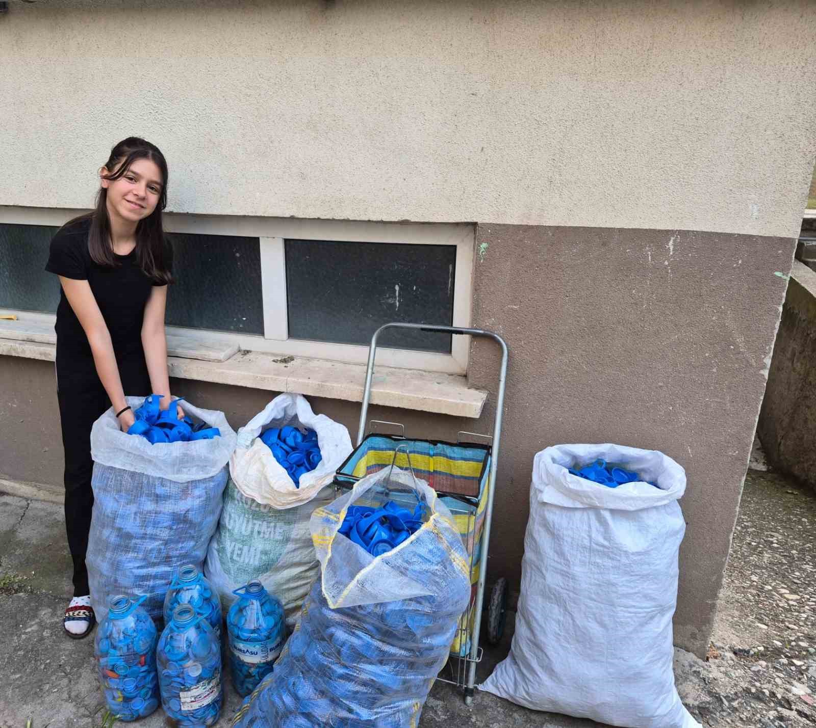 boyu-kadar-mavi-kapagi-depremzedeler-icin-topladi