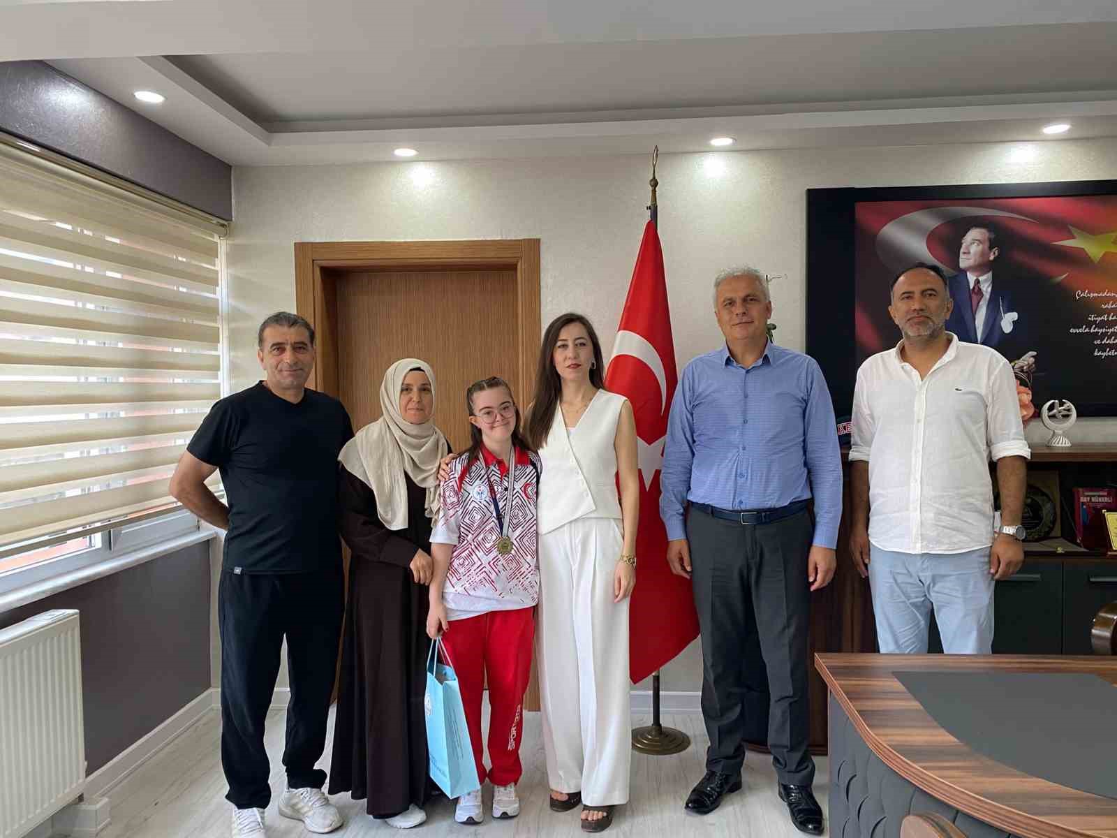 dunya-ucuncusu-ve-turkiye-sampiyonu-zeynep-tuncay-dan-ilce-milli-egitim-mudurlugune-ziyaret