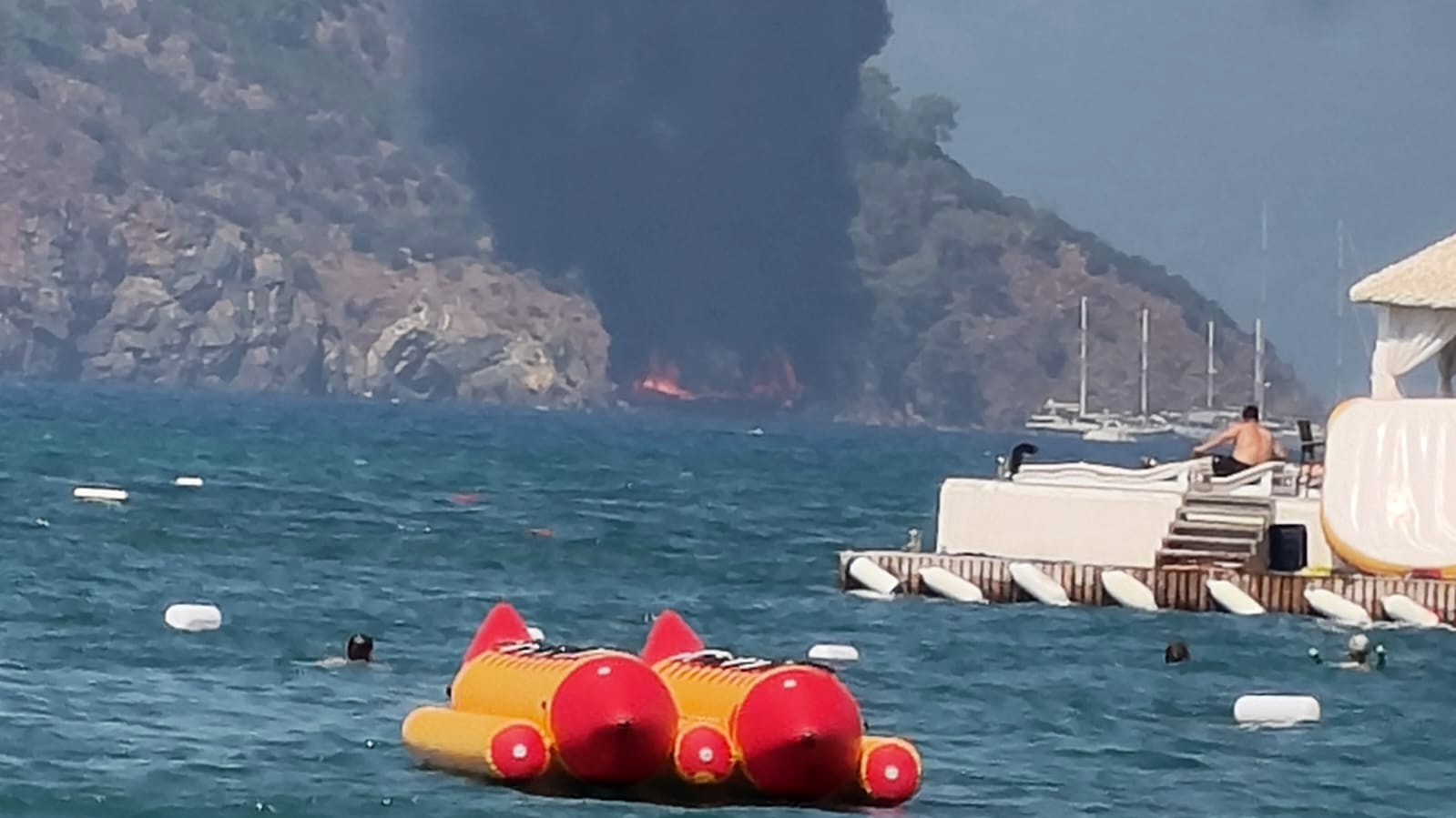 fethiye-de-gezi-teknesi-alev-aldi-115-kisi-denize-atladi