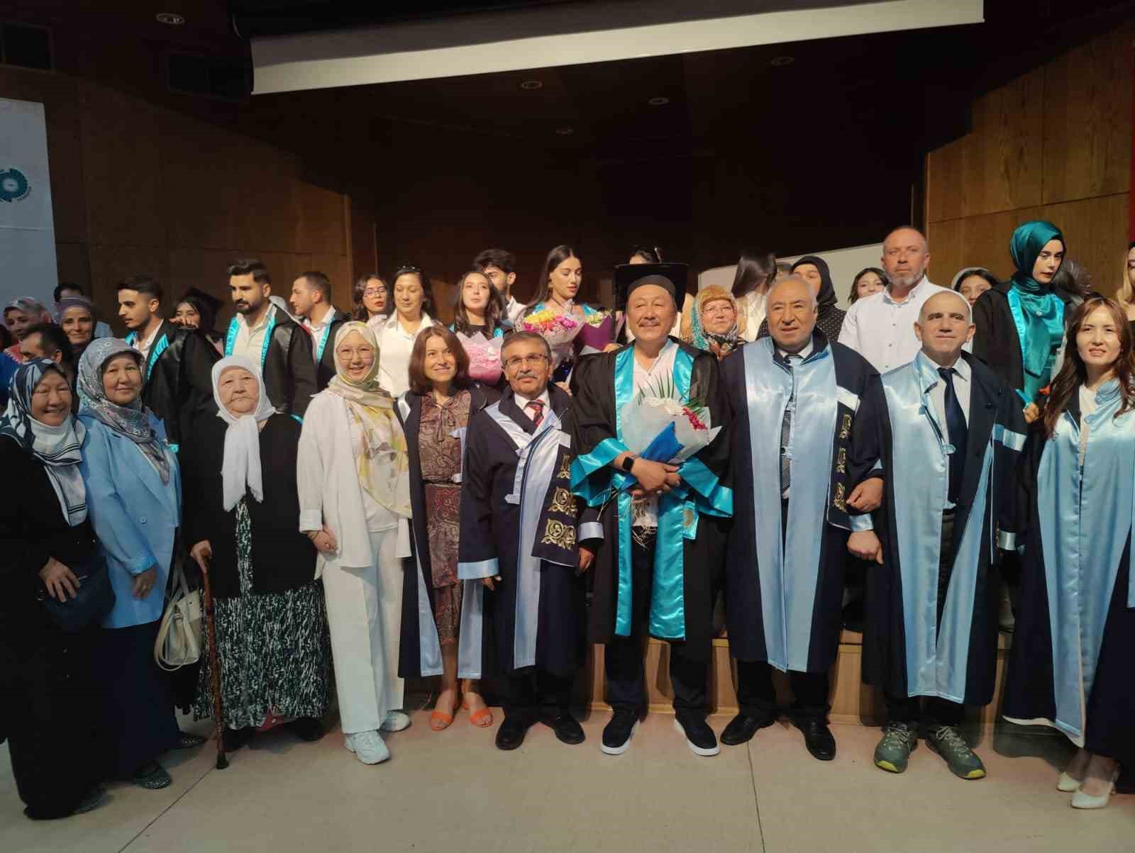 64-yasinda-mezuniyet-gururu-yasadi-yarim-kalan-egitim-hayalini-dereceyle-tamamladi