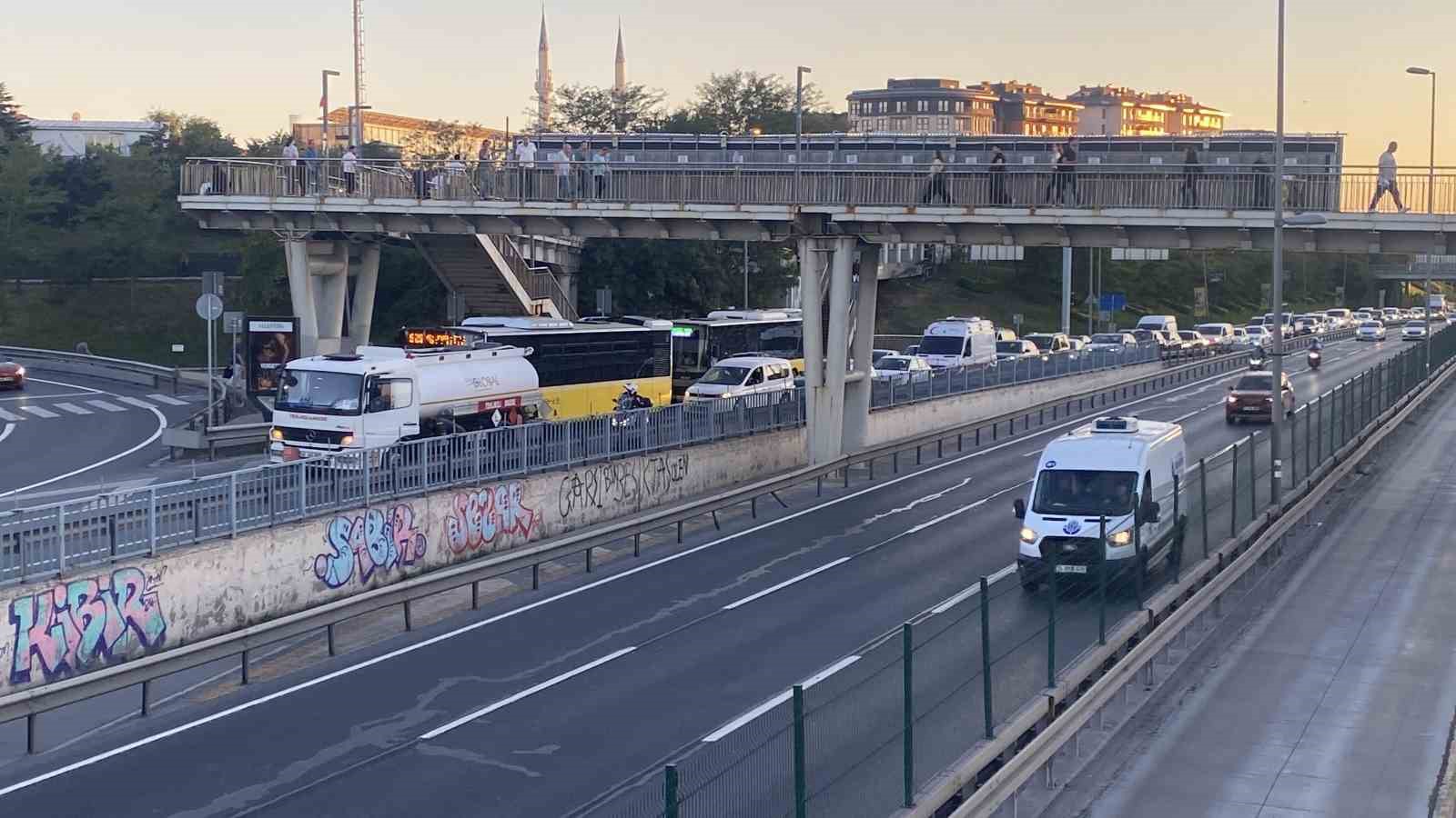 beyoglu-nda-arizalanan-tanker-e5-te-trafigi-kilitledi