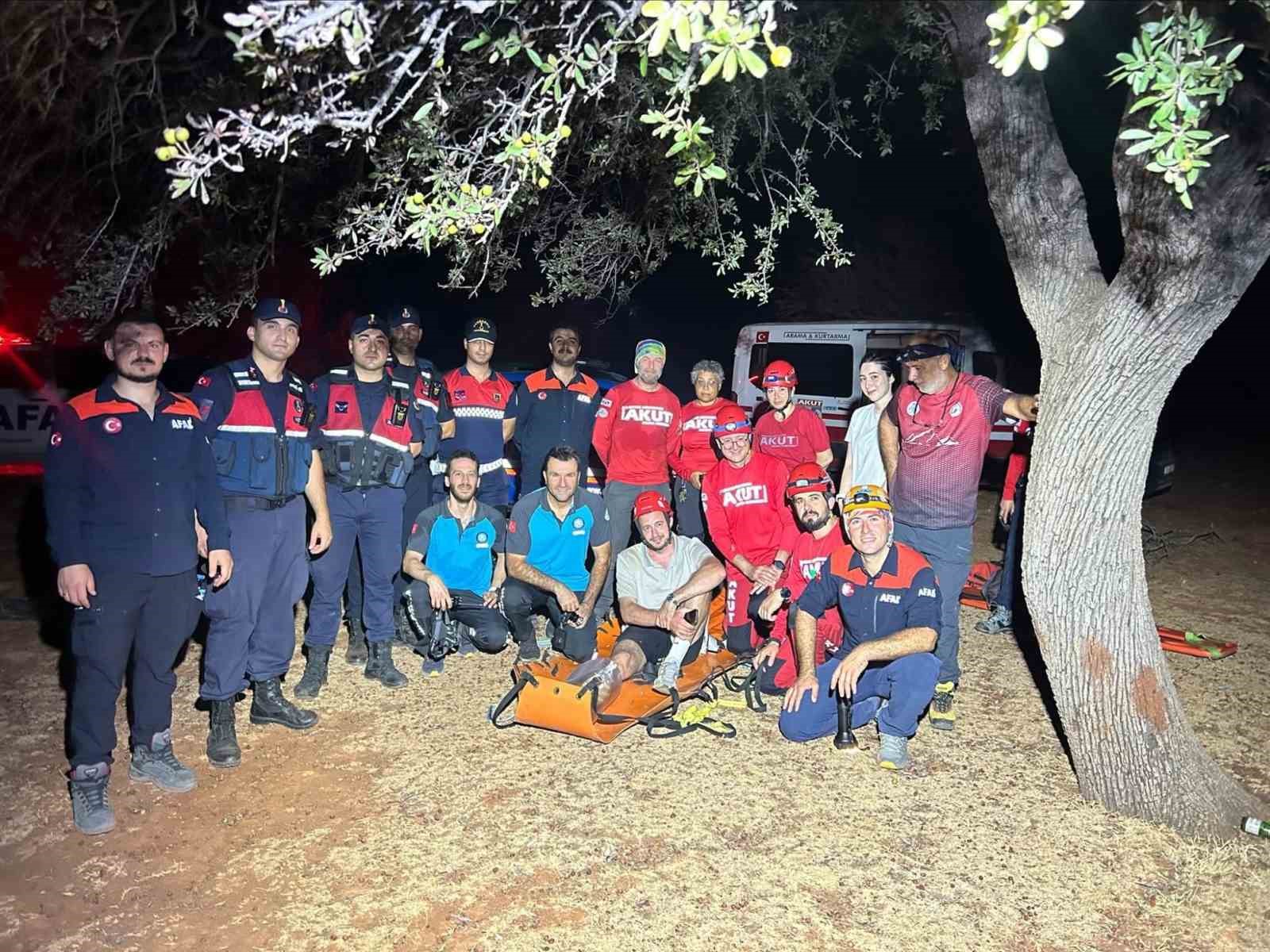 likya-yolunda-mahsur-kalan-turist-ekiplerce-kurtarildi
