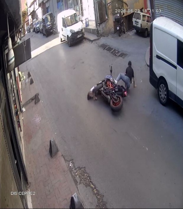 beyoglu-nda-scooter-kullanan-4-yasindaki-cocuga-motosiklet-carpti