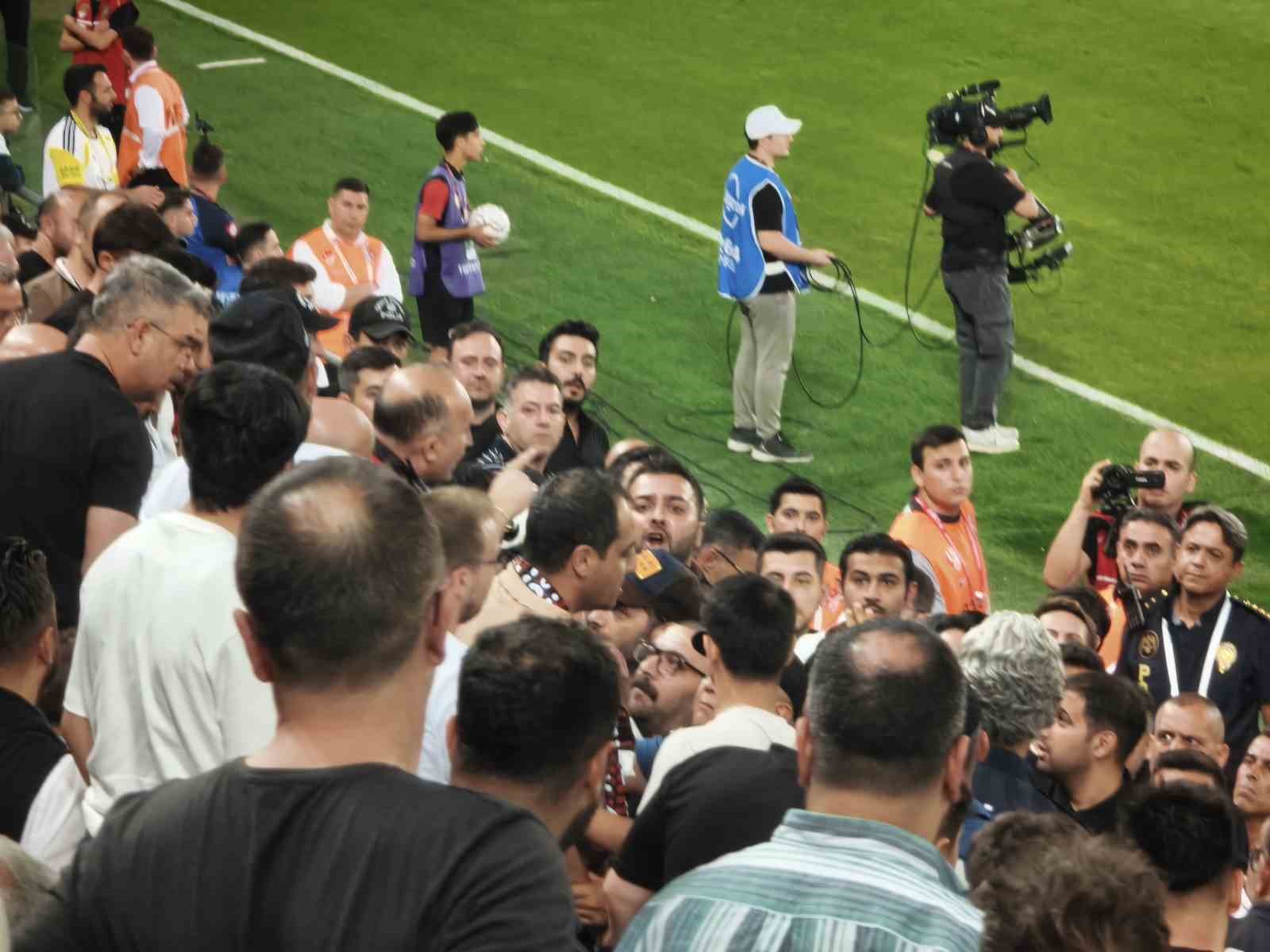 genclerbirligi-tribunlerinde-kavga-golle-son-buldu