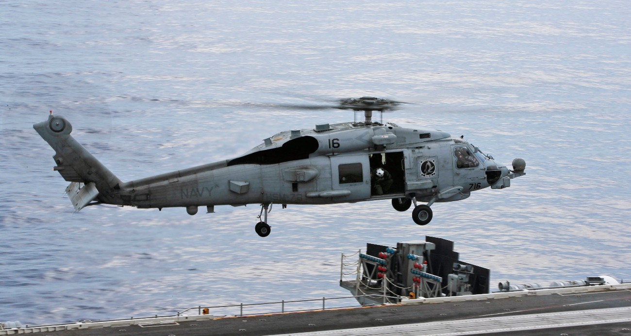 abd-ordusuna-ait-helikopter-umman-denizi-ne-acil-inis-yapti-1-kisi-kayip