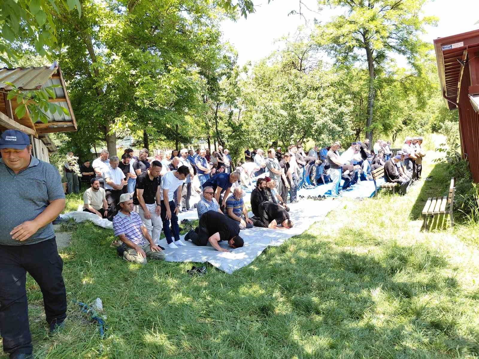 yardim-icin-durdugu-emniyet-seridinde-otomobil-carpmisti-son-yolculuguna-ugurlandi