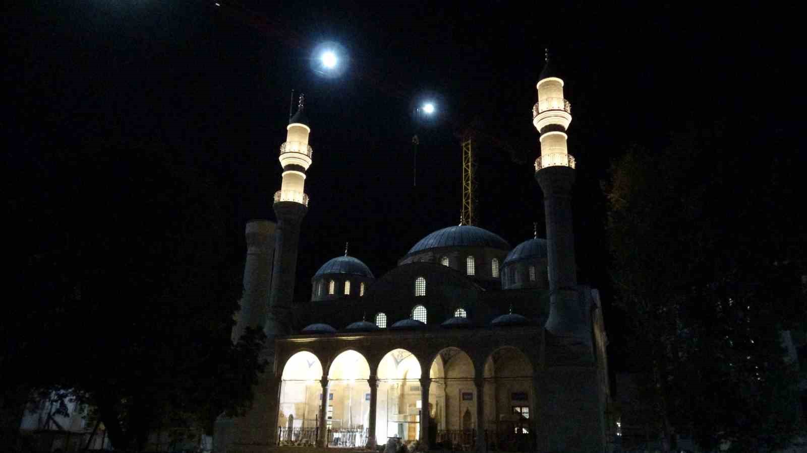 depremde-yikilan-yeni-cami-nin-isiklari-yillar-sonra-yeniden-yandi