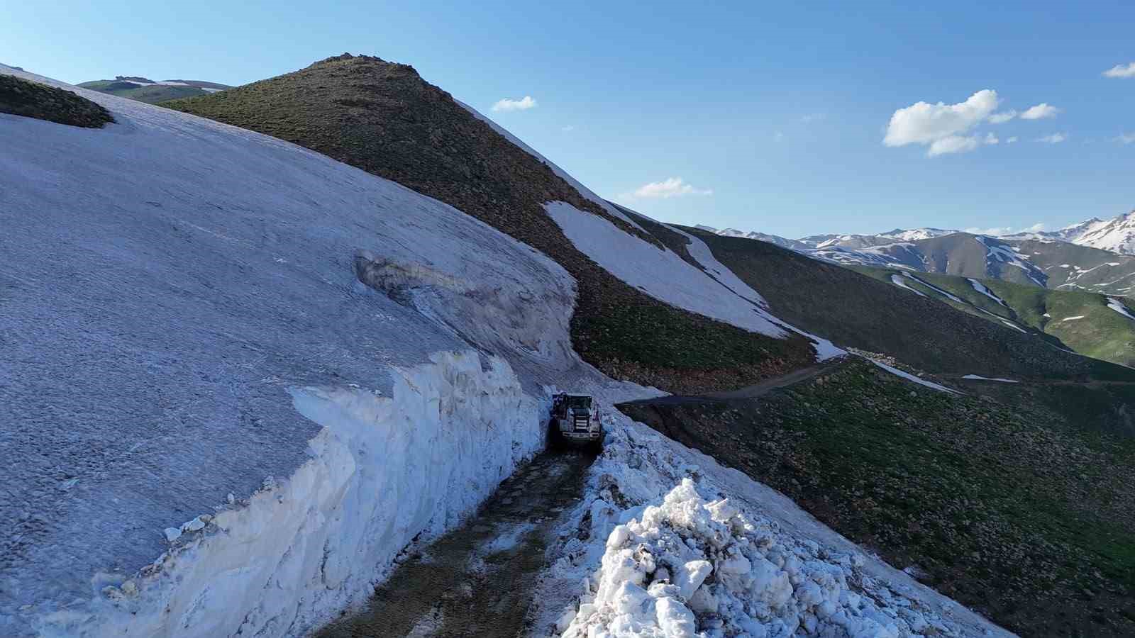 hakkari-de-5-metreyi-bulan-karda-yayla-yollari-aciliyor