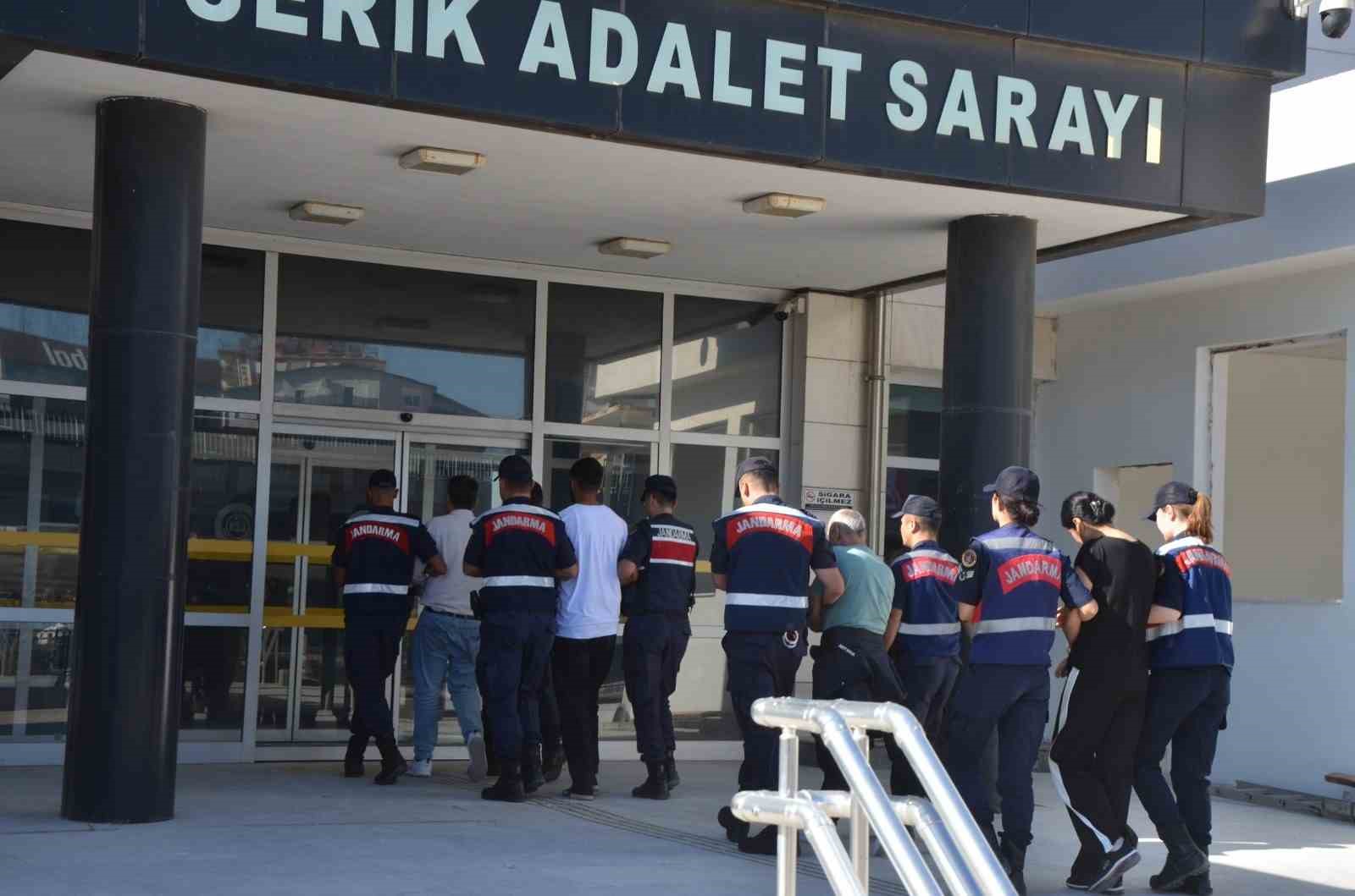 sosyal-medya-dolandiriciligina-jandarma-operasyonu-4-gozalti