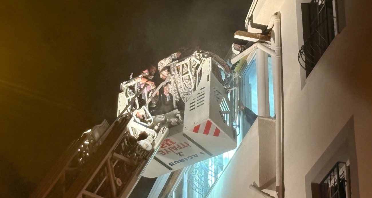 corum-da-alevlerin-sardigi-apartman-dairesinde-mahsur-kalan-7-kisi-itfaiye-merdiveniyle-kurtarildi
