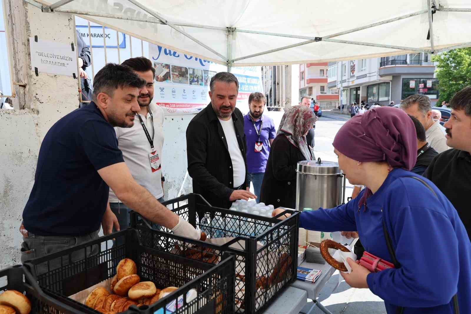 pursaklar-belediyesi-nden-yks-ye-giren-adaylara-ve-ailelerine-cay-esliginde-simit-ve-pogaca