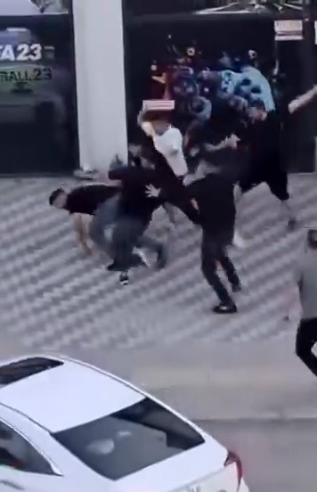 kemer-ve-istakalarla-birbirlerine-saldirdilar