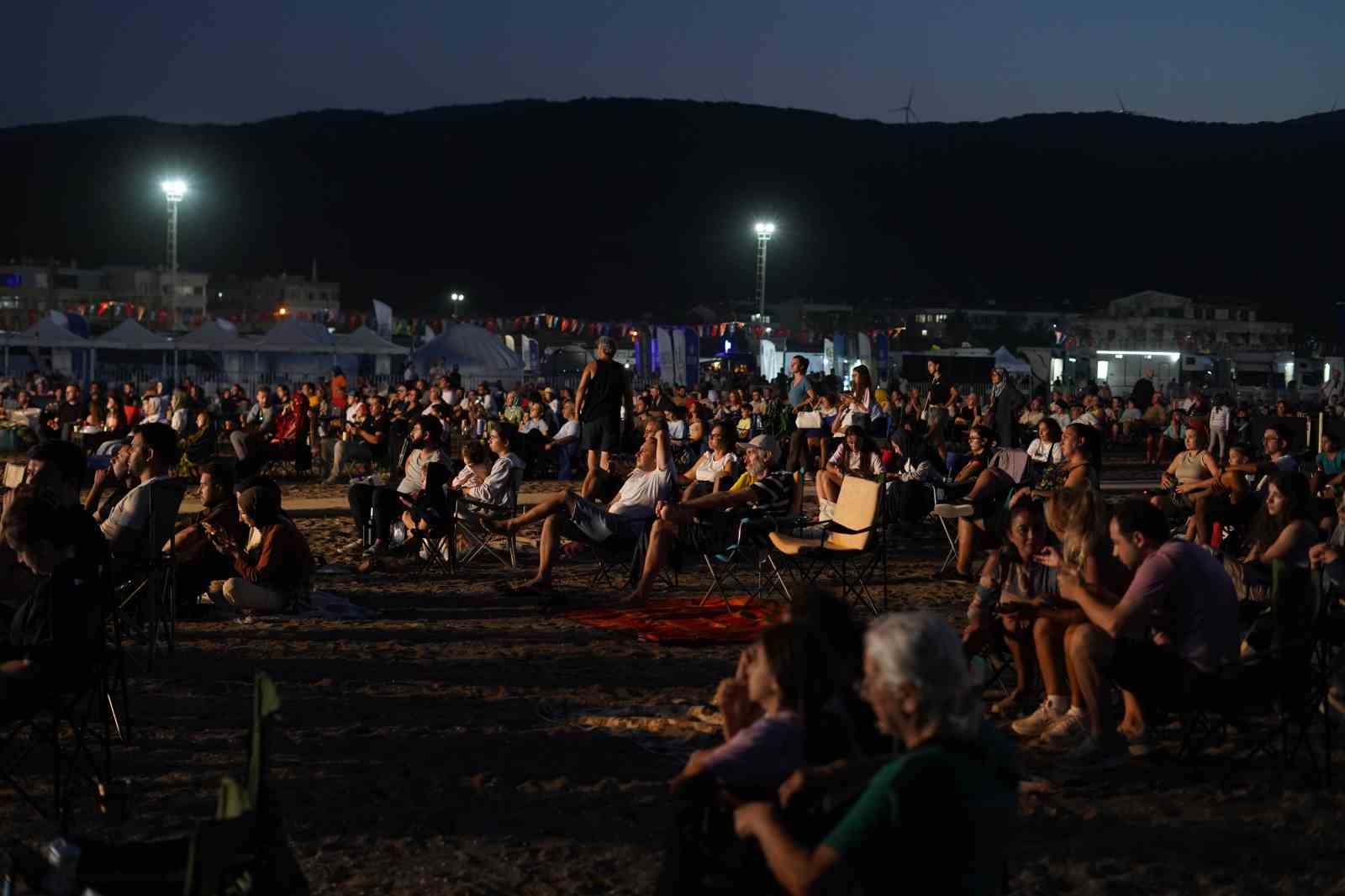 yenikoy-sahili-nden-gokyuzune-cevre-mesaji-25-bini-askin-kisi-perseid-meteor-yagmuru-nu-izledi