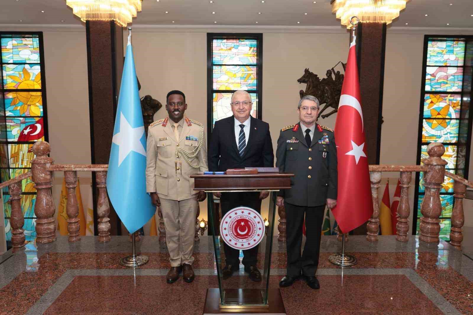 bakan-guler-somali-genelkurmay-baskani-mohamud-ile-gorustu