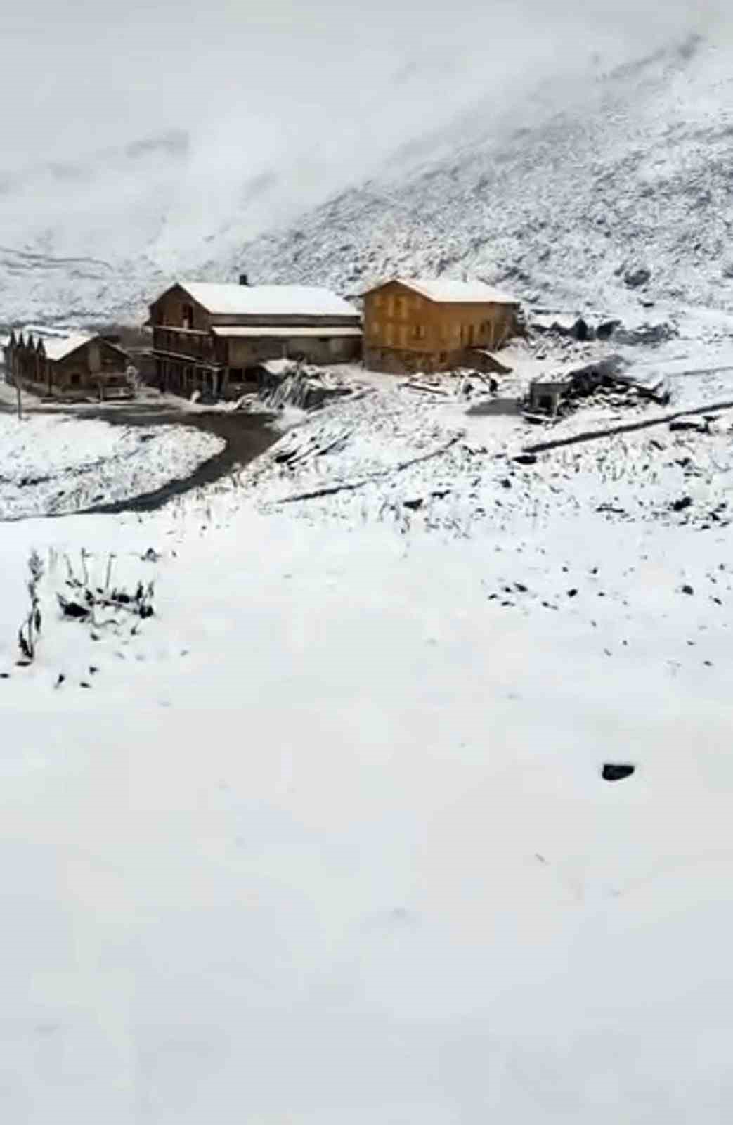 rize-nin-yaylalarina-eylul-de-kis-geldi-3-bin-100-metre-yukseklikte-bulunan-tahpur-yaylasi-beyaza-burundu
