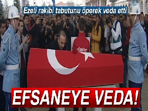 Yunan halterci Leonidis, Naim Süleymanoğlu'nun tabutunu öperek rakibine veda etti