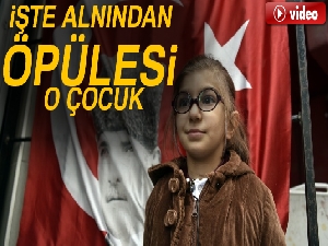 Atatürk posterli Türk bayrağını öpen öğrencinin kim olduğu ortaya çıktı