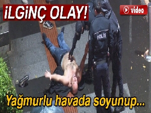 Yağmurlu havada soyundu, meydanı birbirine kattı