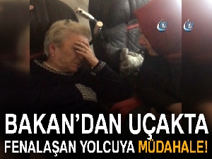 Bakan Kaya, uçakta fenalaşan yolcuya müdahale etti