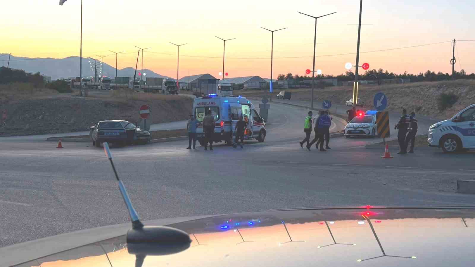 emet-te-trafik-kazasi-4-kisi-yaralandi-surucu-olay-yerinden-kacti