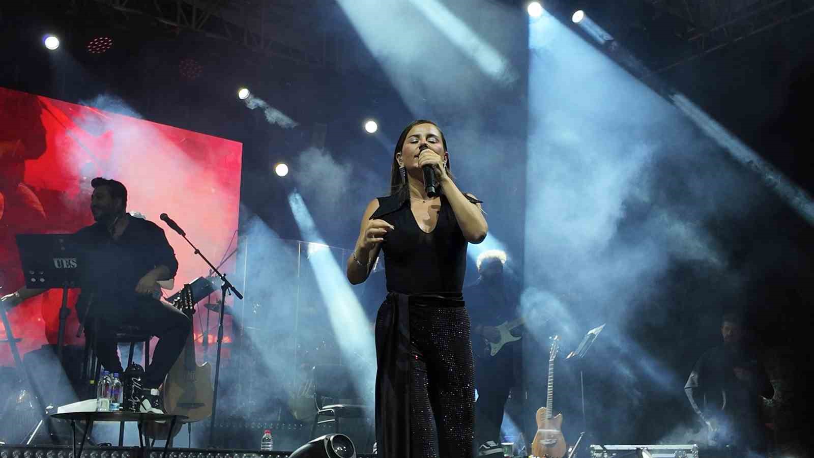 gediz-tarhana-festivalinde-merve-ozbey-hem-sarkilariyla-hem-de-comertligi-ile-gonulleri-fethetti