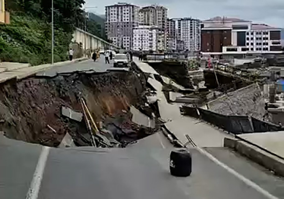 rize-de-yol-coktu-2-bina-tedbir-amacli-tahliye-edildi