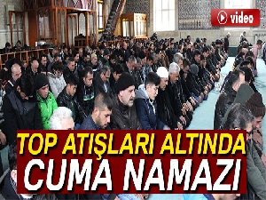 Top atışları altında cuma namazı
