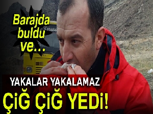 Barajda tuttuğu balığı çiğ yedi
