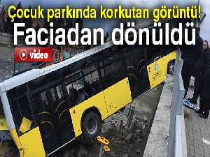 İhtiyaç molası için rampada bırakılan belediye otobüsü kayarak çocuk parkına düştü