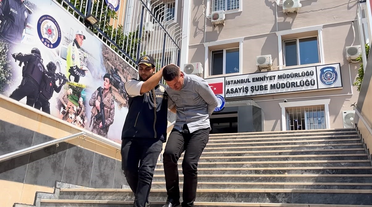 camide-namaz-kilan-sahsin-icerisinde-450-bin-tl-bulunan-cantasini-calan-supheli-yakalandi