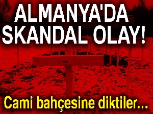 Almanya'da cami arsasına haçlar dikildi