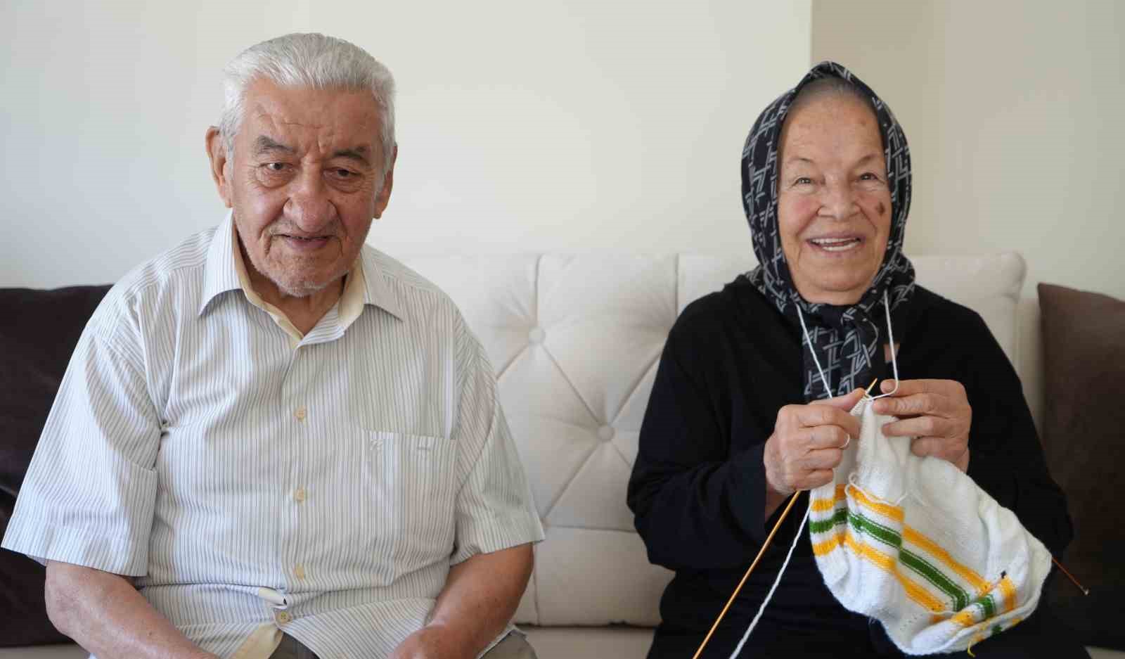 ruyasi-hayatina-yon-verdi-yarim-asirdir-cocuklar-icin-orgu-oruyor-72-yillik-esi-en-buyuk-destekcisi