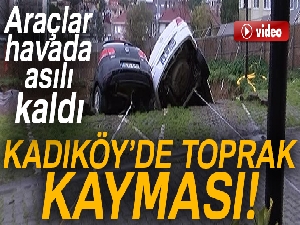 Kadıköy'de toprak kaydı! Araçlar havada asılı kaldı