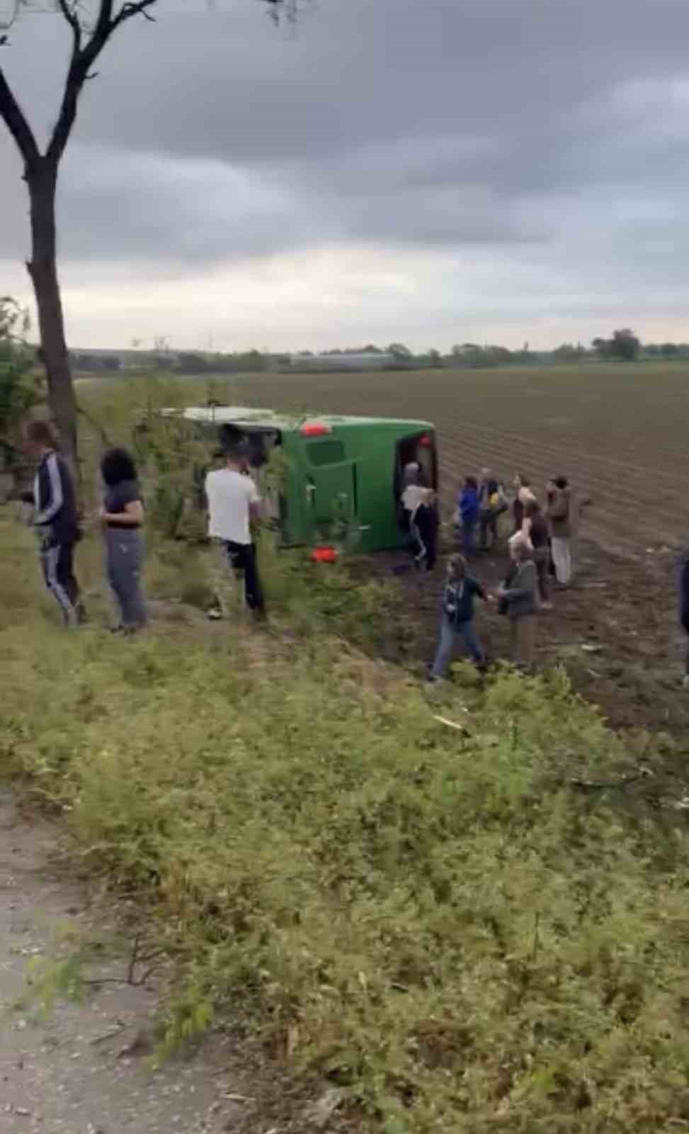 canakkale-de-otobus-devrildi-cok-sayida-yarali-var