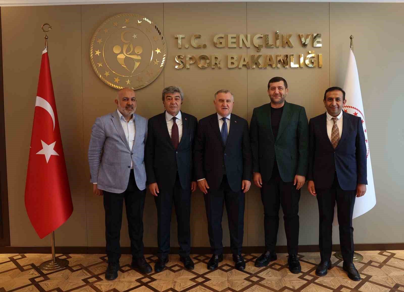 kayserispor-heyetinden-osman-askin-bak-a-ziyaret