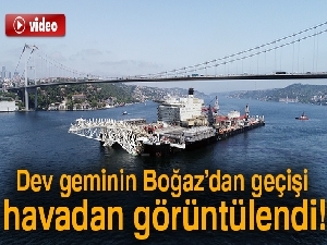 Dünyanın en büyük inşaat gemisi Pioneering Spirit'in İstanbul Boğazı'ndan geçişi havadan görüntülendi